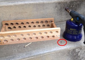 Pas peur de se faire brûler les ailes !, Support maison en vieux bois (photos page 1 & 3)