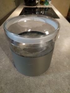Nid vase fermé, Nid creusable dans un vase en verre (premier essai)