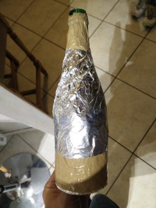 Bouteille de San-pellegrino rendu opaque avec du papier d'aluminuim., Piege actif à moucherons