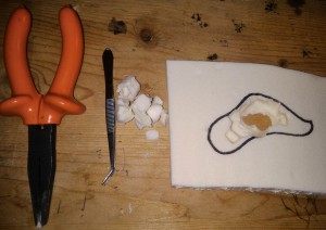 Creusage de la mousse., [Tutoriel] Fourmilières moulées en mortier bâtard (plastique ou verre)