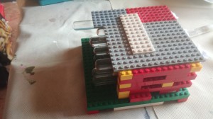 Derrière, "HLM" pour tube en Lego