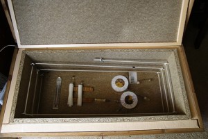 Caisson d'hivernage/de diapause. L'intérieur du coffre, avec le câble chauffant et la sonde en haut à gauche., Vos "laboratoires", vos installations d'élevage...