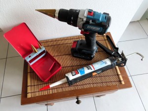 La perceuse et le joint colle silicone., La nouvelle ADC de mes Camponotus vagus.