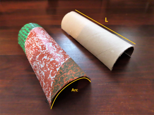 Hangars en forme d'arc et de même <br />longueur qu'un tube de fondation., Un tube dans une boîte en plastique